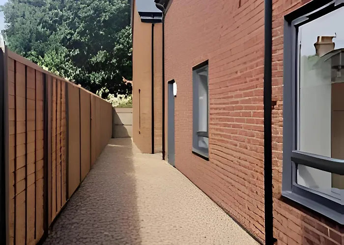 Hybrid Resi - Mitcham Close To Tooting And Wimbledon