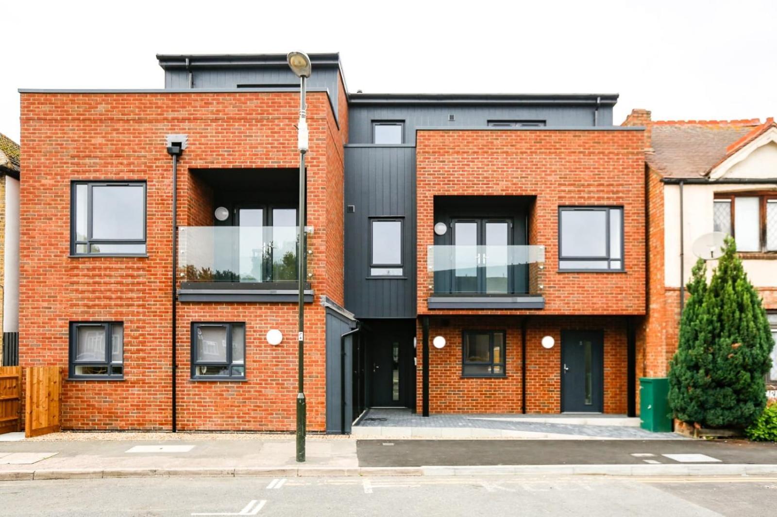 Hybrid Resi - Close To Tooting And Wimbledon * Mitcham