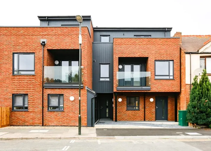 Hybrid Resi - Mitcham Close To Tooting And Wimbledon